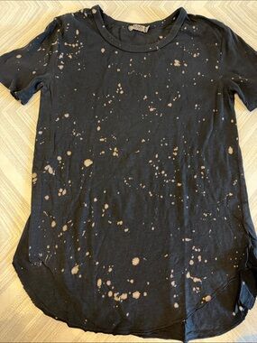 T2Love Women’s Black with Bleach Splatter Curved Bottom Hem T-Shirt Small
